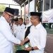 Rektor UNG Eduart Wolok ketika memberikan SK kepada 10 guru besar, bertempat di lapangan Indor UNG, Selasa (19/2/2025).(Foto/UNG)