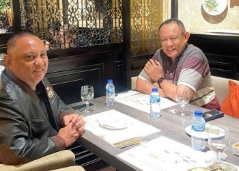 Gubernur Gorontalo dua periode Rusli Habibie kala bertemu Gubernur Gorontalo terpilih Gusnar Ismai.