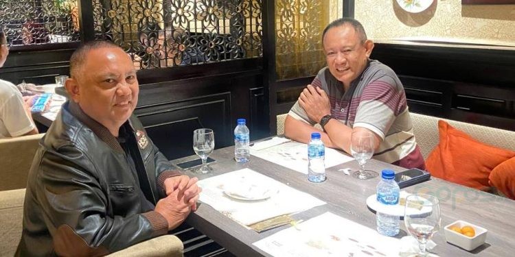 Gubernur Gorontalo dua periode Rusli Habibie kala bertemu Gubernur Gorontalo terpilih Gusnar Ismai.