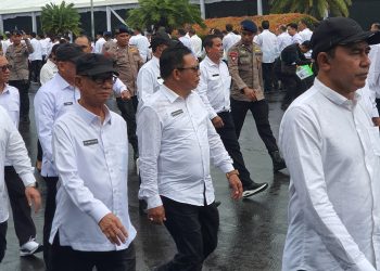 Bupati dan Wakil Bupati Bone Bolango Terpilih periode 2025-2030, Ismet Mile dan Risman Tolingguhu saat berjalan menuju lokasi gladi bersih pelantikan kepala daerah serentak tahun 2025 di Istana Kepresidenan Jakarta, Rabu (19/2/2025). (Foto Istimewa)