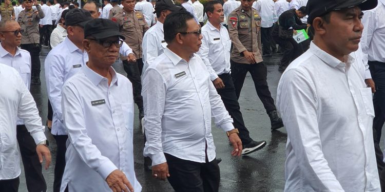 Bupati dan Wakil Bupati Bone Bolango Terpilih periode 2025-2030, Ismet Mile dan Risman Tolingguhu saat berjalan menuju lokasi gladi bersih pelantikan kepala daerah serentak tahun 2025 di Istana Kepresidenan Jakarta, Rabu (19/2/2025). (Foto Istimewa)