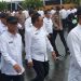 Bupati dan Wakil Bupati Bone Bolango Terpilih periode 2025-2030, Ismet Mile dan Risman Tolingguhu saat berjalan menuju lokasi gladi bersih pelantikan kepala daerah serentak tahun 2025 di Istana Kepresidenan Jakarta, Rabu (19/2/2025). (Foto Istimewa)