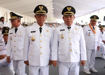 Bupati dan Wakil Bupati Bone Bolango periode 2025-2030, Ismet Mile-Risman Tolingguhu saat foto bersama usai prosesi pelantikan Kepala Daerah Serentak oleh Presiden RI Prabowo Subianto di Istana Merdeka Jakarta (20/2/2025) pagi tadi. (( Foto Puspen Kemendagri)