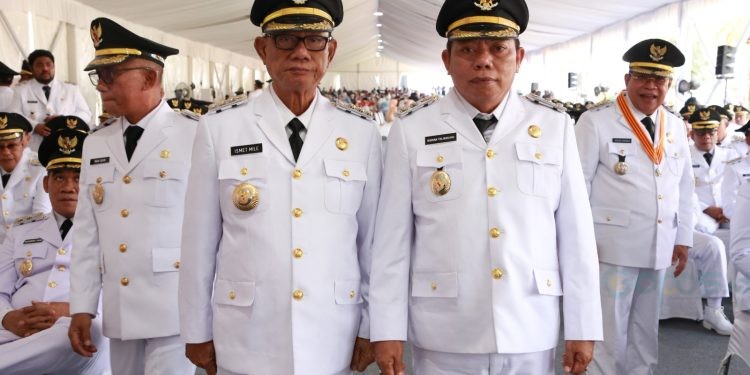 Bupati dan Wakil Bupati Bone Bolango periode 2025-2030, Ismet Mile-Risman Tolingguhu saat foto bersama usai prosesi pelantikan Kepala Daerah Serentak oleh Presiden RI Prabowo Subianto di Istana Merdeka Jakarta (20/2/2025) pagi tadi. (( Foto Puspen Kemendagri)