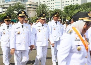 Bupati dan Wakil Bupati Bone Bolango periode 2025-2030, Ismet Mile-Risman Tolingguhu saat berjalan bersama menuju Istana Merdeka Jakarta tempat dilaksanakannya prosesi pelantikan Kepala Daerah Serentak, Senin (20/2/2025). ( Foto Puspen Kemendagri)