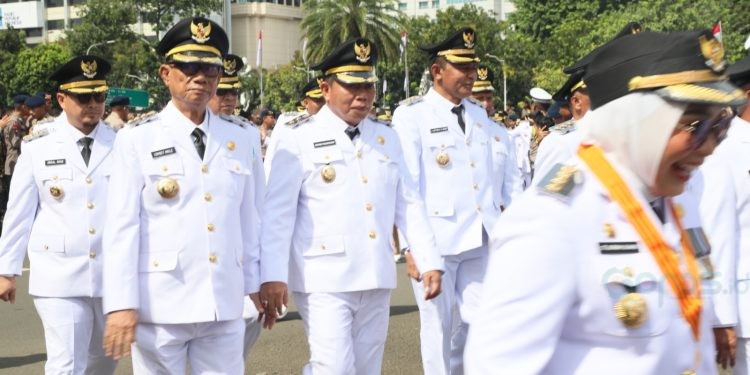 Bupati dan Wakil Bupati Bone Bolango periode 2025-2030, Ismet Mile-Risman Tolingguhu saat berjalan bersama menuju Istana Merdeka Jakarta tempat dilaksanakannya prosesi pelantikan Kepala Daerah Serentak, Senin (20/2/2025). ( Foto Puspen Kemendagri)