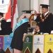 Rektor UNG Eduart Wolok memindahkan tali toga ke salah satu wisudawati di auditorium UNG (Foto/UNG)