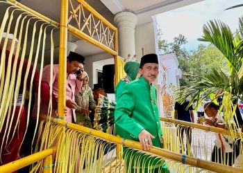 Nelson Pomalingo saat menjalani prosesi Adat Modepito usai menutup masa tugasnya sebagai Bupati Gorontalo, Senin (24/2/2025).(Arif/Zidny-mg/Gopos)