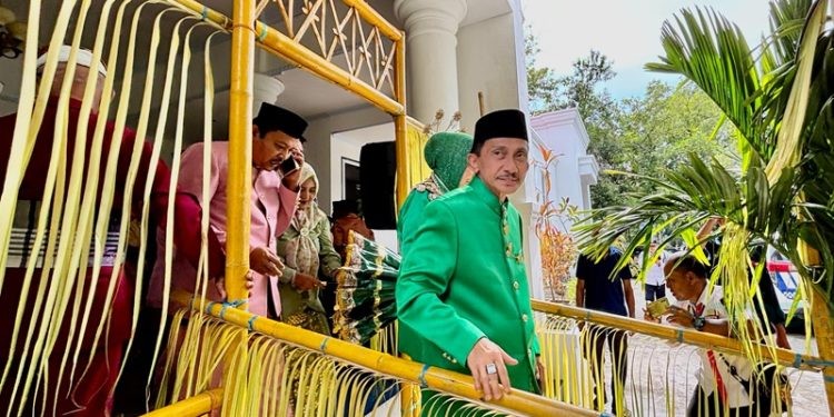 Nelson Pomalingo saat menjalani prosesi Adat Modepito usai menutup masa tugasnya sebagai Bupati Gorontalo, Senin (24/2/2025).(Arif/Zidny-mg/Gopos)