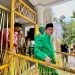 Nelson Pomalingo saat menjalani prosesi Adat Modepito usai menutup masa tugasnya sebagai Bupati Gorontalo, Senin (24/2/2025).(Arif/Zidny-mg/Gopos)