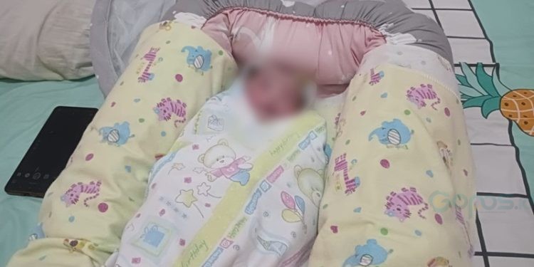 Kondisi terkini bayi perempuan berparas cantik yang ditemukan oleh warga. (Foto;Uki/Gopos)