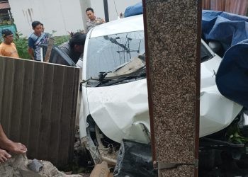 Mobil Honda Brio menghantam rumah warga di jalan trans Sulawesi Desa Parungi, Kecamatan Boliyohuto, Kabupaten Gorontalo, Sabtu (15/2/2025).(Foto Kapolsek for Gopos.id)