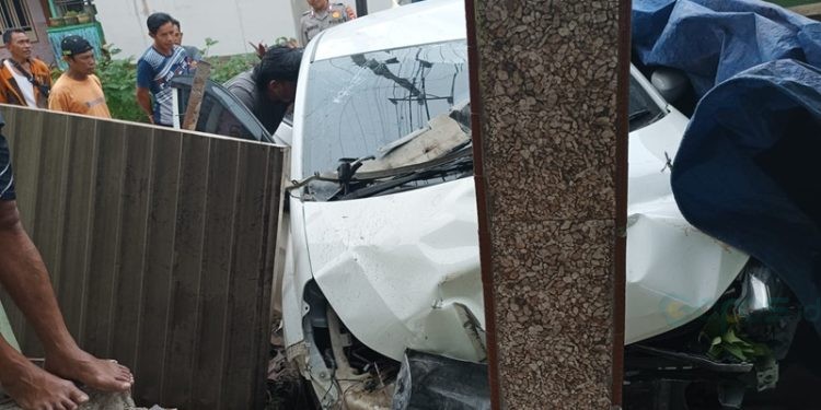 Mobil Honda Brio menghantam rumah warga di jalan trans Sulawesi Desa Parungi, Kecamatan Boliyohuto, Kabupaten Gorontalo, Sabtu (15/2/2025).(Foto Kapolsek for Gopos.id)