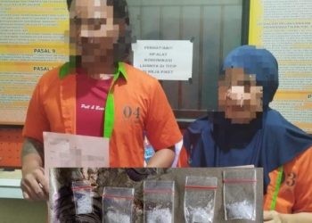 Lelaki YRR dan perempuan MD tersangka narkoba saat diamankan di Polresta Gorontalo Kota.(Foto Humas Polresta)