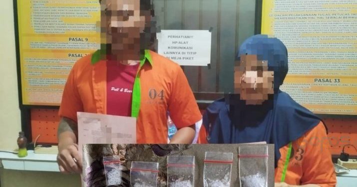 Lelaki YRR dan perempuan MD tersangka narkoba saat diamankan di Polresta Gorontalo Kota.(Foto Humas Polresta)
