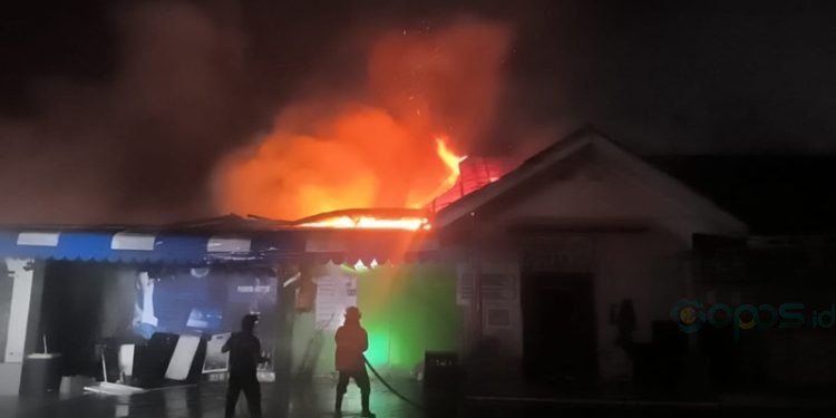 Kebakaran yang terjadi di jalan Aloei Saboe Kota Gorontalo, Selasa (11/2/2025).