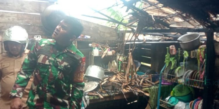 Sebuah rumah di Desa Buntulia Selatan, Kecamatan Duhiadaa terbakar, Senin (17/2/2025) (Foto Damkar)
