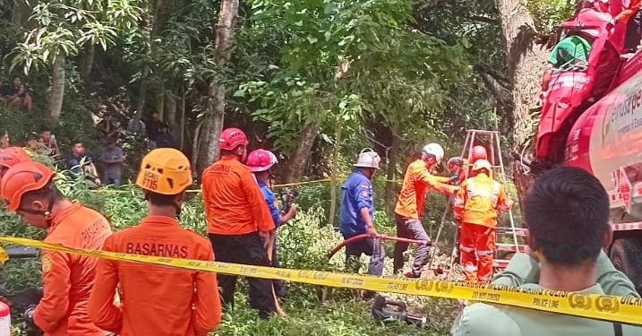 Proses evakuasi korban meninggal dunia pada kecelakaan truk BBM di jalan Trans Sulawesi Desa Molingkapoto, Kecamatan Kwandang, Kabupaten Gorontalo Utara, Kamis (13/2/2025).(Foto SAR Gorontalo)