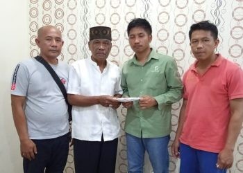 Salah seorang keluarga korban ketika menerima santunan dari PT Elnusa Petrofin menyusul insiden kecelakaan tunggal mobil tangki BBM di Kecamatan Kwandang, Gorontalo Utara, Kamis (13/2/2025).