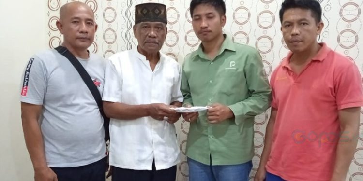 Salah seorang keluarga korban ketika menerima santunan dari PT Elnusa Petrofin menyusul insiden kecelakaan tunggal mobil tangki BBM di Kecamatan Kwandang, Gorontalo Utara, Kamis (13/2/2025).