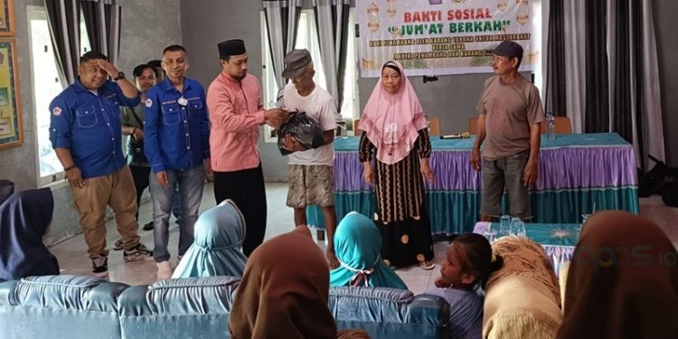 Bantuan yang diserahkan langsung oleh karang taruna Pohuwato, Jumat (14/02/2025) (Yusuf/Gopos)