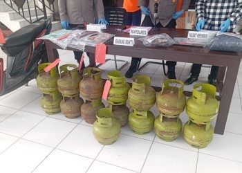 Barang bukti tabung gas elpiji 3 Kg hasil curian saat ditunjukkan pada jumpa pers di Polres Pohuwato, Kamis (13/2/2025).(Foto Yusuf Gopos)