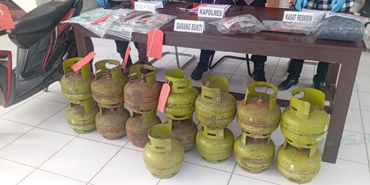 Barang bukti tabung gas elpiji 3 Kg hasil curian saat ditunjukkan pada jumpa pers di Polres Pohuwato, Kamis (13/2/2025).(Foto Yusuf Gopos)