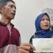Orang tua Nurhayati saat menunjukkan bukti kwitansi pembayaran Rp60 juta untuk diloloskan sebagai PPPK. (Putra/Gopos)