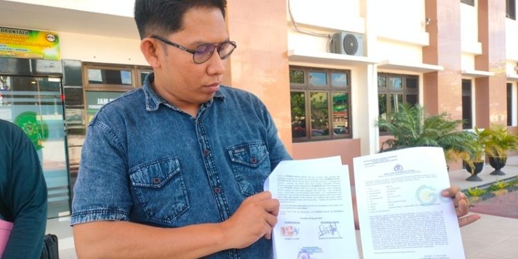 Kuasa Hukum keluarga korban, Rahmat Huwoyon ketika diwawancarai wartawan di Pengadilan Negeri Gorontalo, Kamis (20/2/2025). (Putra/Gopos)