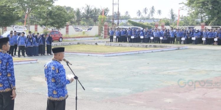 Wakil Bupati Pohuwato, Iwan Adam, memberikan arahan apel Korpri, Selasa (25/02/2025) (Razak Humas Pemda Pohuwato)