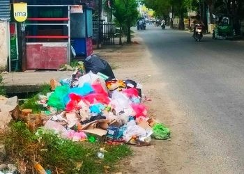 Penampakan sampah di jalan Cendrawasih, Kelurahan Heledulaa, Kecamatan Kota Timur, Kota Gorontalo, Jumat (7/2/2025).(Foto putra Gopos)