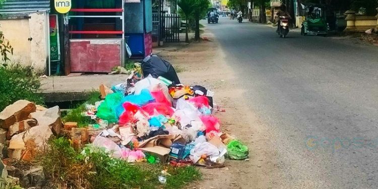 Penampakan sampah di jalan Cendrawasih, Kelurahan Heledulaa, Kecamatan Kota Timur, Kota Gorontalo, Jumat (7/2/2025).(Foto putra Gopos)