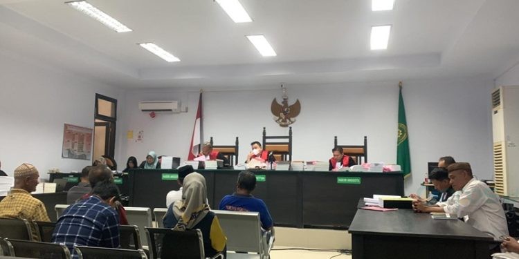 Suasana sidang kasus dugaan korupsi proyek jalan usaha tani yang melibatkan mantan Bupati Boalemo Darwis Moridu, berlangsung di Pengadilan Tipikor Gorontalo, Selasa (11/2/2025).(Foto Rama Gopos)