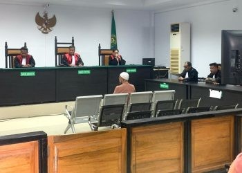 Terdakwa Faisal Lahay saat pembacaan tuntutan oleh JPU di Pengadilan Tipikor Gorontalo, Jumat (14/2/2025).(Foto Rama Gopos)