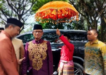 Bupati Bone Bolango, Ismet Mile menjalani prosesi upacara adat moloopu.