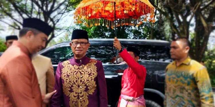 Bupati Bone Bolango, Ismet Mile menjalani prosesi upacara adat moloopu.