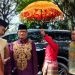 Bupati Bone Bolango, Ismet Mile menjalani prosesi upacara adat moloopu.