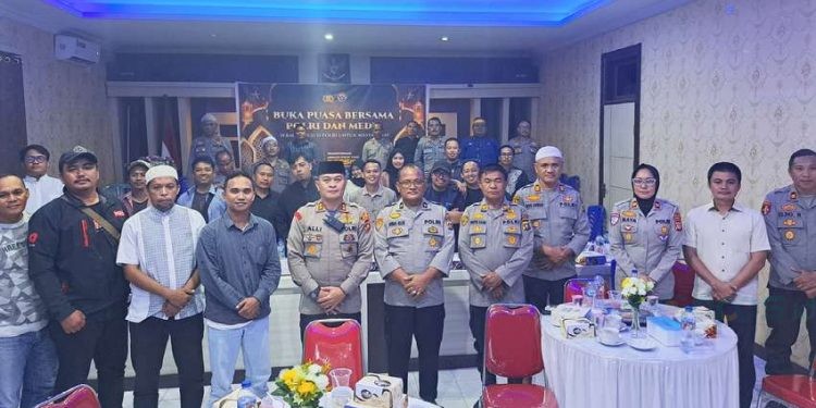 Kapolres Bone Bolango AKBP Muhammad Alli melaksanakan tatap muka dan buka bersama dengan wartawan yang bertempat di Aula Polres Bone Bolango, Kamis (13-3-2025).