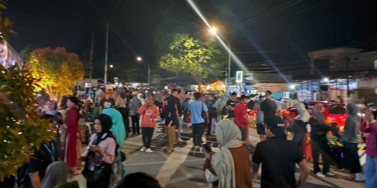 Ribuan masyarakat tumpah ruah memenuhi Kecamatan Molosipat dalam Festival Obor dan Karnaval Budaya 2025. Kegiatan tahunan yang telah memasuki tahun keempat ini sukses menyedot perhatian warga, terbukti dari antusiasme yang tinggi dalam mengikuti dan menyaksikan acara tersebut.