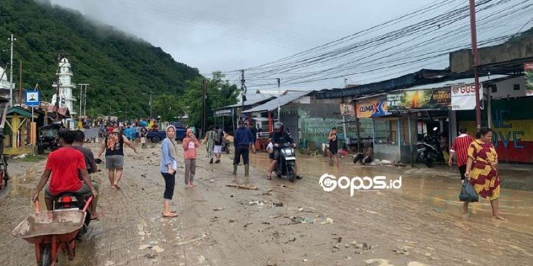Hujan Deras kembali mengguyur Kelurahan Talumolo yang mengakibatkan banjir hingga merendam puluhan rumah warga. Senin (17/3/2025)