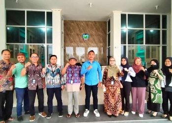 capt. foto : Alumni sekaligus Aktivis GMNI DPD Provinsi Gorontalo, Donal Hopni Palandi, SM, usai bersilaturahmi, dan berfoto bersama Ketua YBMG, Rektor di Kampus UBM Gorontalo, serta Tim Kehormatan Kode Etik (KKE), Sabtu (22/3/2025).