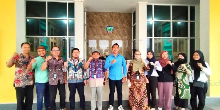 capt. foto : Alumni sekaligus Aktivis GMNI DPD Provinsi Gorontalo, Donal Hopni Palandi, SM, usai bersilaturahmi, dan berfoto bersama Ketua YBMG, Rektor di Kampus UBM Gorontalo, serta Tim Kehormatan Kode Etik (KKE), Sabtu (22/3/2025).