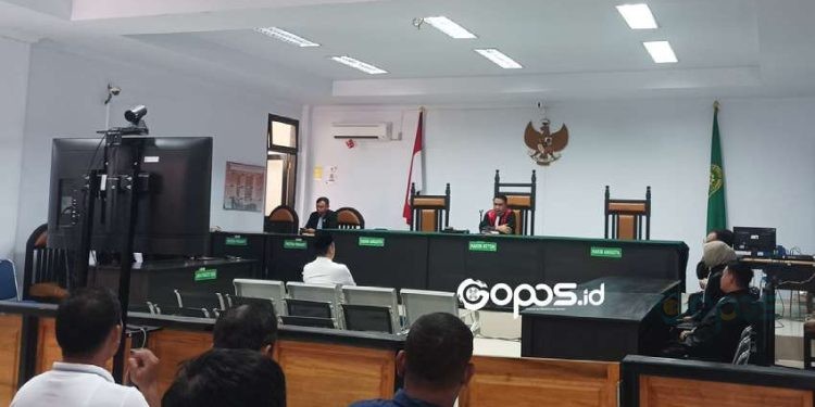 Sidang perkara dugaan korupsi dengan terdakwa Hamin Pou kembali mengalami penundaan pada Senin, 24 Maret 2025.