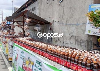 Di tengah era serba modern dan dominasi lampu listrik, seorang pedagang di Gorontalo tetap teguh menjual lampu minyak.