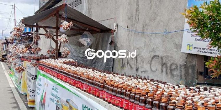 Di tengah era serba modern dan dominasi lampu listrik, seorang pedagang di Gorontalo tetap teguh menjual lampu minyak.
