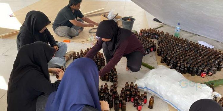 Mahasiswa Fakultas Teknik Universitas Negeri Gorontalo (UNG) bersiap menggelar Festival Tumbilotohe dengan tema "Mopo'ambua" (mengumpulkan).