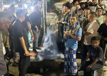 Seorang pria paruh baya ditemukan tewas dalam keadaan duduk di pagar Masjid Agung Baiturrahim Kota Gorontalo, Jumat 28-3-2025.