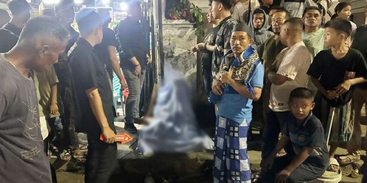Seorang pria paruh baya ditemukan tewas dalam keadaan duduk di pagar Masjid Agung Baiturrahim Kota Gorontalo, Jumat 28-3-2025.