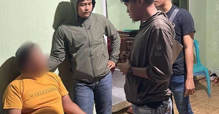 Oknum ASN saat di tangkap pihak kepolisian di rumah pribadi, Senin (17/03/2025) malam (Istimewa)