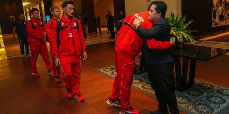 Ketua Umum PSSI Erick Thohir (kanan) menyalami pemain saat melepas pemain dan ofisial Timnas Indonesia menuju Australia di Jakarta, Minggu (16/3/2025). ANTARA FOTO/HO/Humas PSSI/wpa/YU (ANTARA FOTO/PSSI)